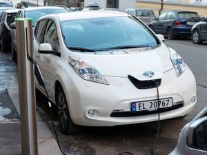 Зарядка электрокара Nissan Leaf Зарядка электрокара Nissan Leaf